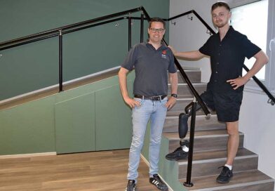 Benjamin Born (l.) kennt und versorgt Yannic seit 21 Jahren. Anfang des Jahres stattete er ihn mit dem neuen Kniegelenk „Navii“ aus.