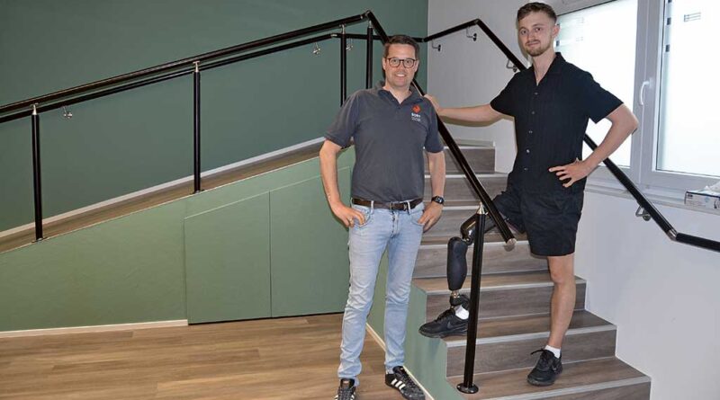 Benjamin Born (l.) kennt und versorgt Yannic seit 21 Jahren. Anfang des Jahres stattete er ihn mit dem neuen Kniegelenk „Navii“ aus.