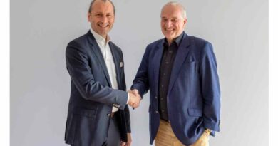 Manfred Mieskes (l.), Geschäftsführer und CCO von Coldplasmatech, und Rainer Berthan, Vorstandsvorsitzender der Bauerfeind AG.