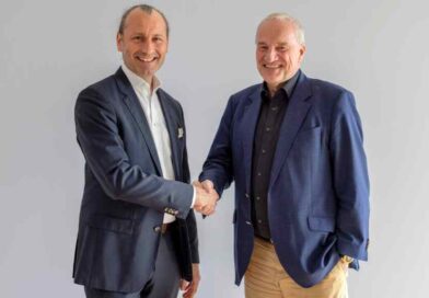 Manfred Mieskes (l.), Geschäftsführer und CCO von Coldplasmatech, und Rainer Berthan, Vorstandsvorsitzender der Bauerfeind AG.