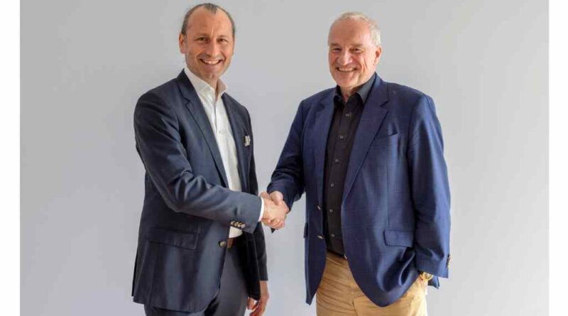 Manfred Mieskes (l.), Geschäftsführer und CCO von Coldplasmatech, und Rainer Berthan, Vorstandsvorsitzender der Bauerfeind AG.
