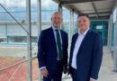 Auf der linken Seite ist Stephan Börner zu sehen. Er trägt einen blauen Anzug mit grüner Krawatte und lächelt in die Kamera. Börner wird ab Juli die Ofa Bamberg GmbH als CEO anführen. Neben Börner steht Dr. Fabian Bohnen - ebenfalls im blauen Anzug allerdings ohne Krawatte. Er war bisher alleiniger Geschäftsführer und nimmt zukünftig die Rolle des COO ein.