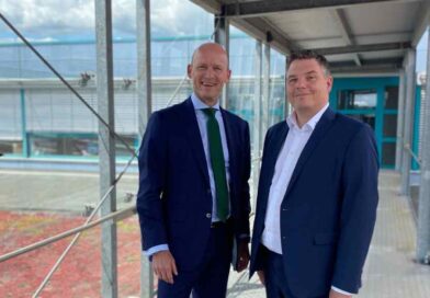 Auf der linken Seite ist Stephan Börner zu sehen. Er trägt einen blauen Anzug mit grüner Krawatte und lächelt in die Kamera. Börner wird ab Juli die Ofa Bamberg GmbH als CEO anführen. Neben Börner steht Dr. Fabian Bohnen - ebenfalls im blauen Anzug allerdings ohne Krawatte. Er war bisher alleiniger Geschäftsführer und nimmt zukünftig die Rolle des COO ein.