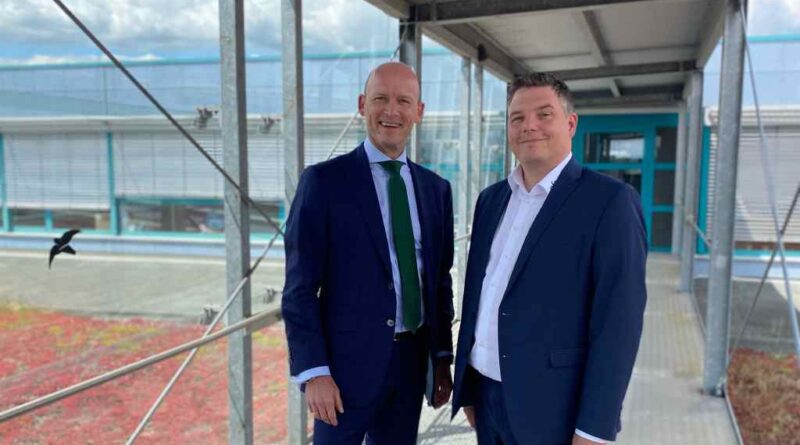 Auf der linken Seite ist Stephan Börner zu sehen. Er trägt einen blauen Anzug mit grüner Krawatte und lächelt in die Kamera. Börner wird ab Juli die Ofa Bamberg GmbH als CEO anführen. Neben Börner steht Dr. Fabian Bohnen - ebenfalls im blauen Anzug allerdings ohne Krawatte. Er war bisher alleiniger Geschäftsführer und nimmt zukünftig die Rolle des COO ein.