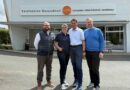 Viola und Karlheinz Wirth (Mitte) übergeben ihr Unternehmen an Jan Hofmann (l.) und David Heumann (r.) vom Reha Team Nordbayern.