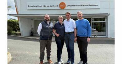 Viola und Karlheinz Wirth (Mitte) übergeben ihr Unternehmen an Jan Hofmann (l.) und David Heumann (r.) vom Reha Team Nordbayern.