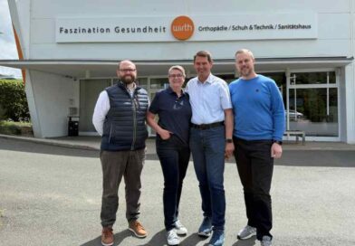 Viola und Karlheinz Wirth (Mitte) übergeben ihr Unternehmen an Jan Hofmann (l.) und David Heumann (r.) vom Reha Team Nordbayern.