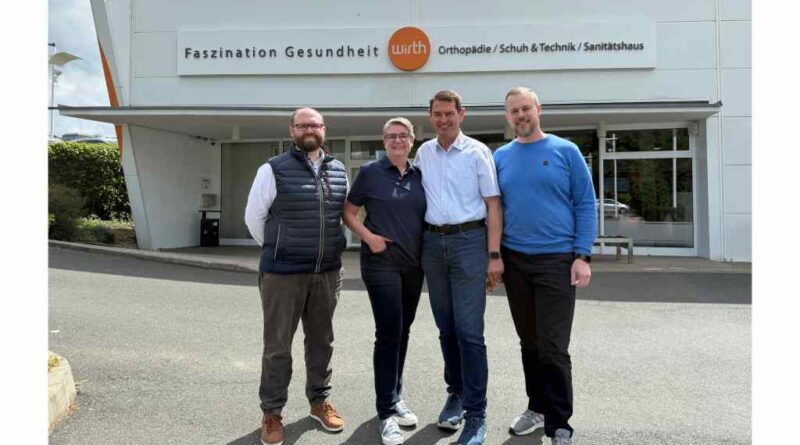 Viola und Karlheinz Wirth (Mitte) übergeben ihr Unternehmen an Jan Hofmann (l.) und David Heumann (r.) vom Reha Team Nordbayern.