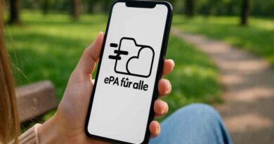 Hand hält Smartphone und auf dem Smartphone steht "ePa für alle".