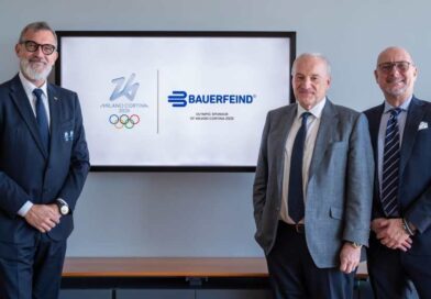 Auf dem Bild zu sehen sind drei Männer. Es handelt sich von links nach rechts um Nevio Devidé, Chief Revenue Officer Milano Cortina 2026. Rainer Berthan, CEO der Bauerfeind AG,Carlo Sabato, Geschäftsführer von Bauerfeind Italia.