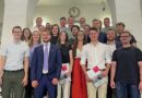 Eine Gruppe von Menschen. Dabei handelt es sich um Meisterschüler:innen des Orthopädie-Technik-Handwerks, die gemeinsam mit zwei Prüfern sich über die ISPO-Zertifizierung ihrer Schule in München freuen.