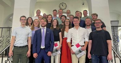 Eine Gruppe von Menschen. Dabei handelt es sich um Meisterschüler:innen des Orthopädie-Technik-Handwerks, die gemeinsam mit zwei Prüfern sich über die ISPO-Zertifizierung ihrer Schule in München freuen.