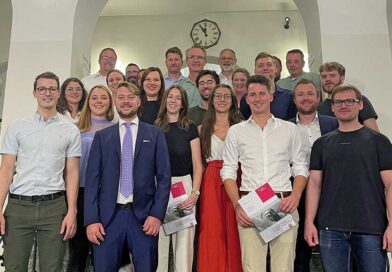 Eine Gruppe von Menschen. Dabei handelt es sich um Meisterschüler:innen des Orthopädie-Technik-Handwerks, die gemeinsam mit zwei Prüfern sich über die ISPO-Zertifizierung ihrer Schule in München freuen.