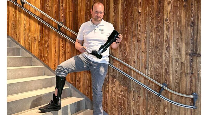 Domenic Kirchhoff mit seiner „Wanderorthese“ vom „MegaMarsch“ 2024. Der Orthopädietechniker war erst Patient bei Orthopädie- und Rehatechnik Dresden und hat nun dort seine berufliche Heimat gefunden.