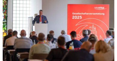 Voll besetzter Tagungsraum; am Rednerpult steht Rehavital-Geschäftsführer Jens Sellhorn.