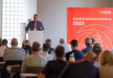 Voll besetzter Tagungsraum; am Rednerpult steht Rehavital-Geschäftsführer Jens Sellhorn.