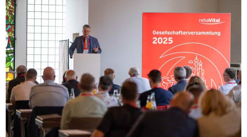 Voll besetzter Tagungsraum; am Rednerpult steht Rehavital-Geschäftsführer Jens Sellhorn.