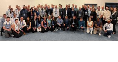 Abgebildet ist eine Gruppe von rund 60 Personen, die im Halbkreis hocken oder stehen: Internationale Experten trafen sich zum Austausch über die Chancen der Additiven Fertigung in der Orthopädie-Technik in Ostrava.