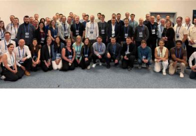 Abgebildet ist eine Gruppe von rund 60 Personen, die im Halbkreis hocken oder stehen: Internationale Experten trafen sich zum Austausch über die Chancen der Additiven Fertigung in der Orthopädie-Technik in Ostrava.