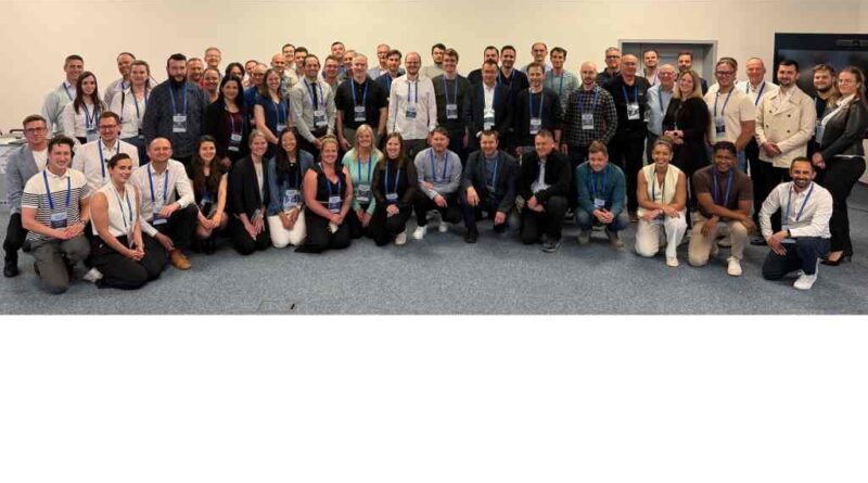 Abgebildet ist eine Gruppe von rund 60 Personen, die im Halbkreis hocken oder stehen: Internationale Experten trafen sich zum Austausch über die Chancen der Additiven Fertigung in der Orthopädie-Technik in Ostrava.
