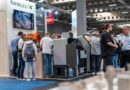 Besucher:innen der Messe RapidTech in Erfurt schauen sich den Messestand der Firma Formlabs an.
