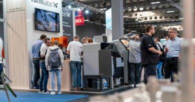 Besucher:innen der Messe RapidTech in Erfurt schauen sich den Messestand der Firma Formlabs an.