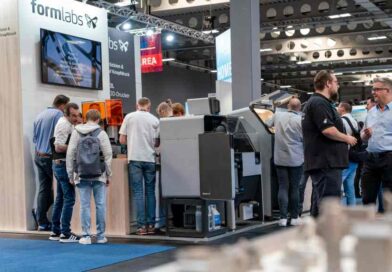 Besucher:innen der Messe RapidTech in Erfurt schauen sich den Messestand der Firma Formlabs an.