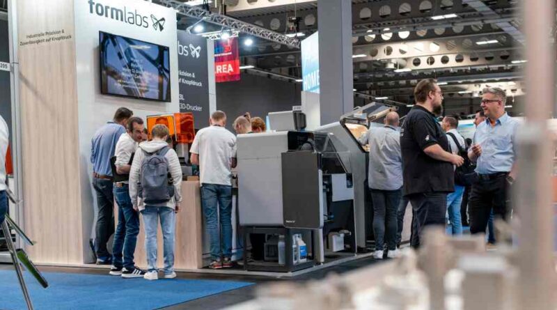 Besucher:innen der Messe RapidTech in Erfurt schauen sich den Messestand der Firma Formlabs an.