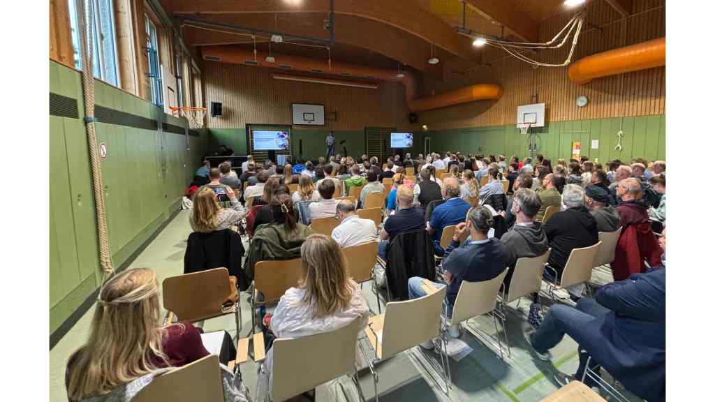 Bis auf den letzten Platz gefüllt war der Veranstaltungsort in Aschau. Foto: ISPO7Daniel Heitzmann