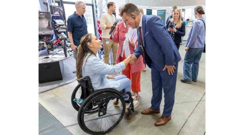 Jürgen Dusel überzeugte sich auf der Rehab in Karlsruhe über die Leistungsfähigkeit der Hilfsmittelversorgung.