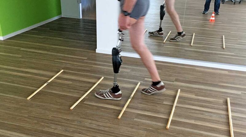 Während der Physiotherapie trainieren die Patienten funktionelle Bewegungen für den Alltag.