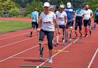 Laufende Menschen auf Carbon-Sportprothesen. Für diese Menschen ist der Sport ein Gamechanger.