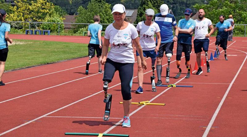 Laufende Menschen auf Carbon-Sportprothesen. Für diese Menschen ist der Sport ein Gamechanger.