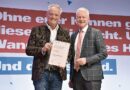 Torsten Büker (l.) erhielt 2024 die Urkunde ­des Heribert-Späth-Preises von ZDH-Generalsekretär Holger Schwannecke.