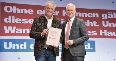 Torsten Büker (l.) erhielt 2024 die Urkunde ­des Heribert-Späth-Preises von ZDH-Generalsekretär Holger Schwannecke.