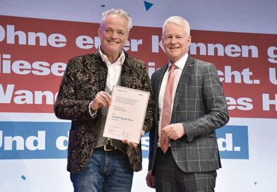 Torsten Büker (l.) erhielt 2024 die Urkunde ­des Heribert-Späth-Preises von ZDH-Generalsekretär Holger Schwannecke.