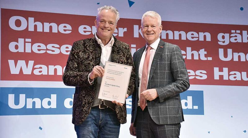 Torsten Büker (l.) erhielt 2024 die Urkunde ­des Heribert-Späth-Preises von ZDH-Generalsekretär Holger Schwannecke.