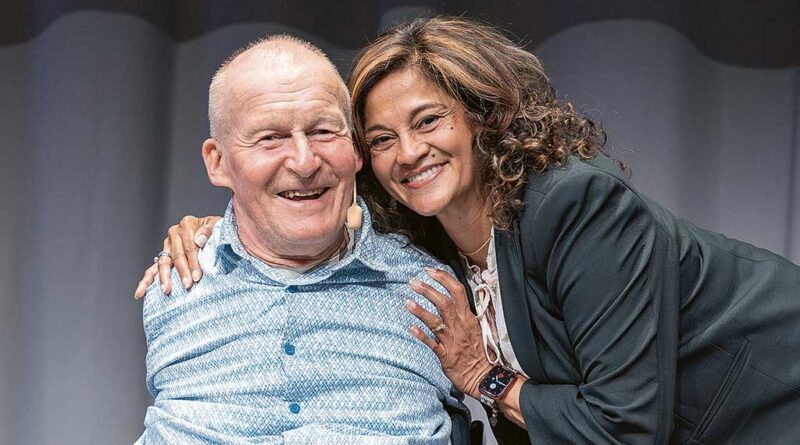 David Constantine (Großbritannien) übergab das Präsidentenamt an Sandra Ramdial (Kanada).