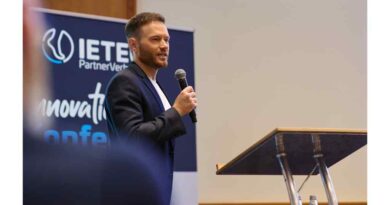 Dominik Stumpf begrüßt die rund 40 Teilnehmer der Jahreskonferenz.