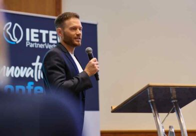 Dominik Stumpf begrüßt die rund 40 Teilnehmer der Jahreskonferenz.