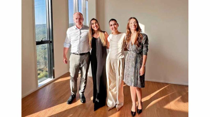 Setzen auf Synergien: (v. l.) Holger Mägdefrau (L&R) sowie Marta Andrade, Sara Andrade und Matilde Andrade (ADA).