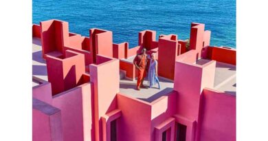 Entstanden sind die Aufnahmen im Gebäudekomplex La Muralla Roja im spanischen Calpe.