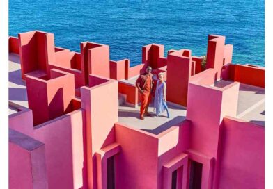 Entstanden sind die Aufnahmen im Gebäudekomplex La Muralla Roja im spanischen Calpe.