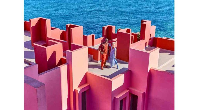 Entstanden sind die Aufnahmen im Gebäudekomplex La Muralla Roja im spanischen Calpe.