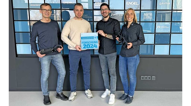 Rückwirkend für 2024 hat das SKZ die Efinger Orthopädietechnik GmbH als „Premiumpartner“ im Bereich der Forschung ­ausgezeichnet: (v. l.) Sönke Sternkopf und Jonas Staus (beide Efinger), Matthias Ruff und Irena Heuzeroth (beide SKZ).