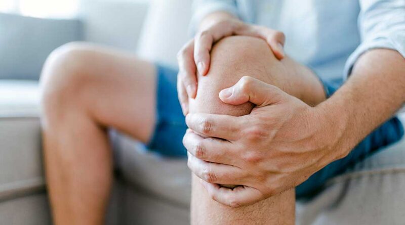 Was tun, wenn das Knie schmerzt? Die neue S3-Leitlinie gibt Empfehlungen für ­konservative und operative Therapiemöglichkeiten.