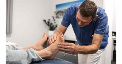 Für Patienten mit diabetischem Fußsyndrom ist eine regelmäßige Untersuchung der Füße durch Experten wichtig.