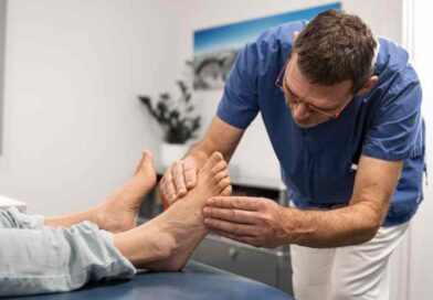 Für Patienten mit diabetischem Fußsyndrom ist eine regelmäßige Untersuchung der Füße durch Experten wichtig.