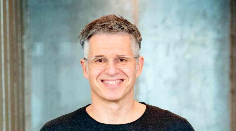 Abwarten ist bei ­einer Technologie wie der Künstlichen ­Intelligenz die falsche Strategie, warnt Bitkom-Geschäftsführer Bernhard Rohleder.