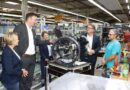 Rundgang durch die Produktion (v. l.): Christiane Staab, Kai Schyktanz (Geschäftsführer Sunrise Medical), Carla Mertens (Sunrise Medical), Manfred Lucha und Corrado Russo (Sunrise Medical).